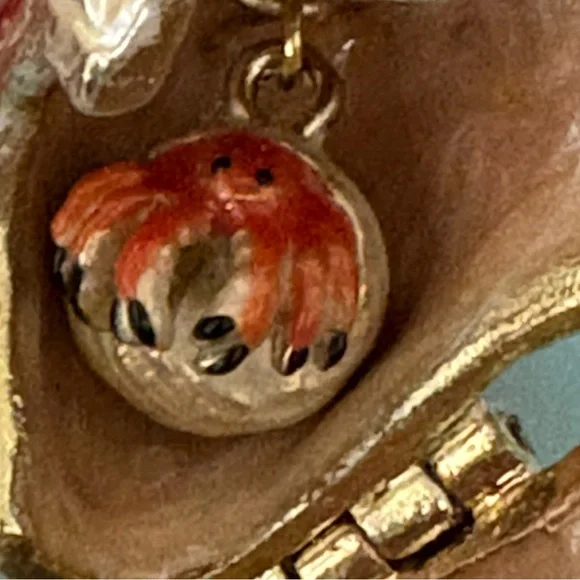 Monet 2011 MUREX Red Cream Seashell Hinged Metal Treasures Trinket Box - Picture 7 of 9